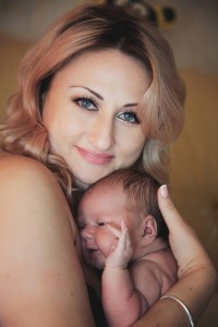 13-fotosessija-mamy-s-dochkoj-fotograf-novorozhdennyh-kiev-fotosessija-detskaja-novorozhdennogo